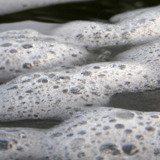 Schaum auf der Wasseroberfläche